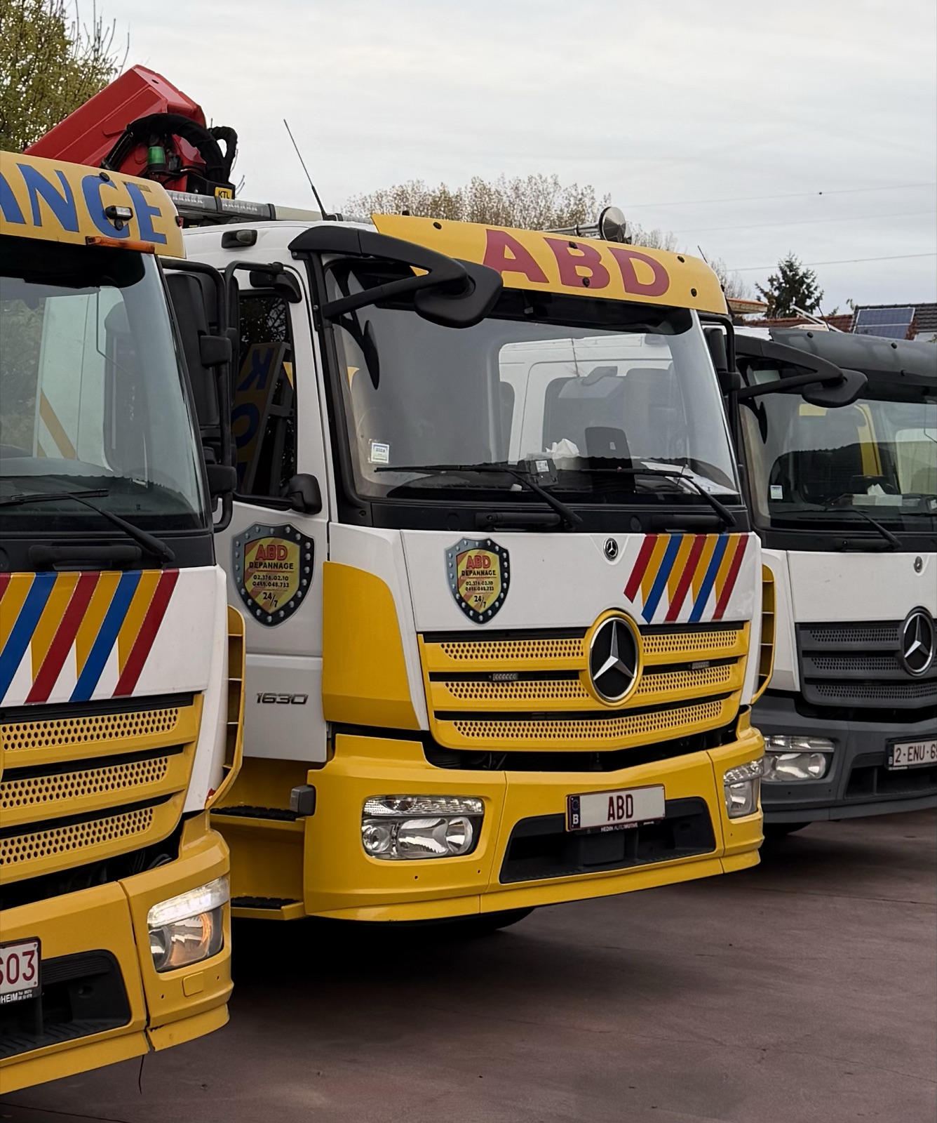 Flotte ABD Depannage — camions Mercedes au branding jaune et blanc, equipe et materiel d'intervention 24/7 a Schepdaal