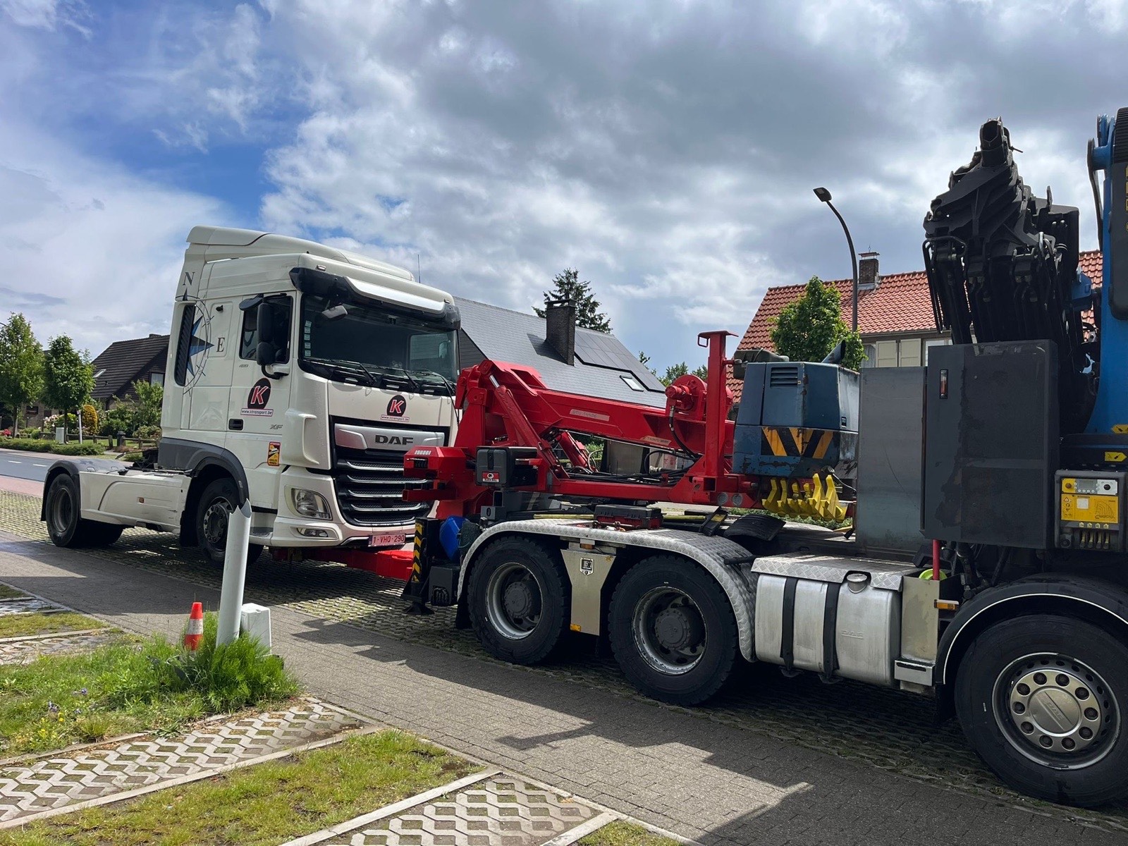 Bras de levage hydraulique deploye sur tracteur DAF — materiel pro pour remorquage poids lourds