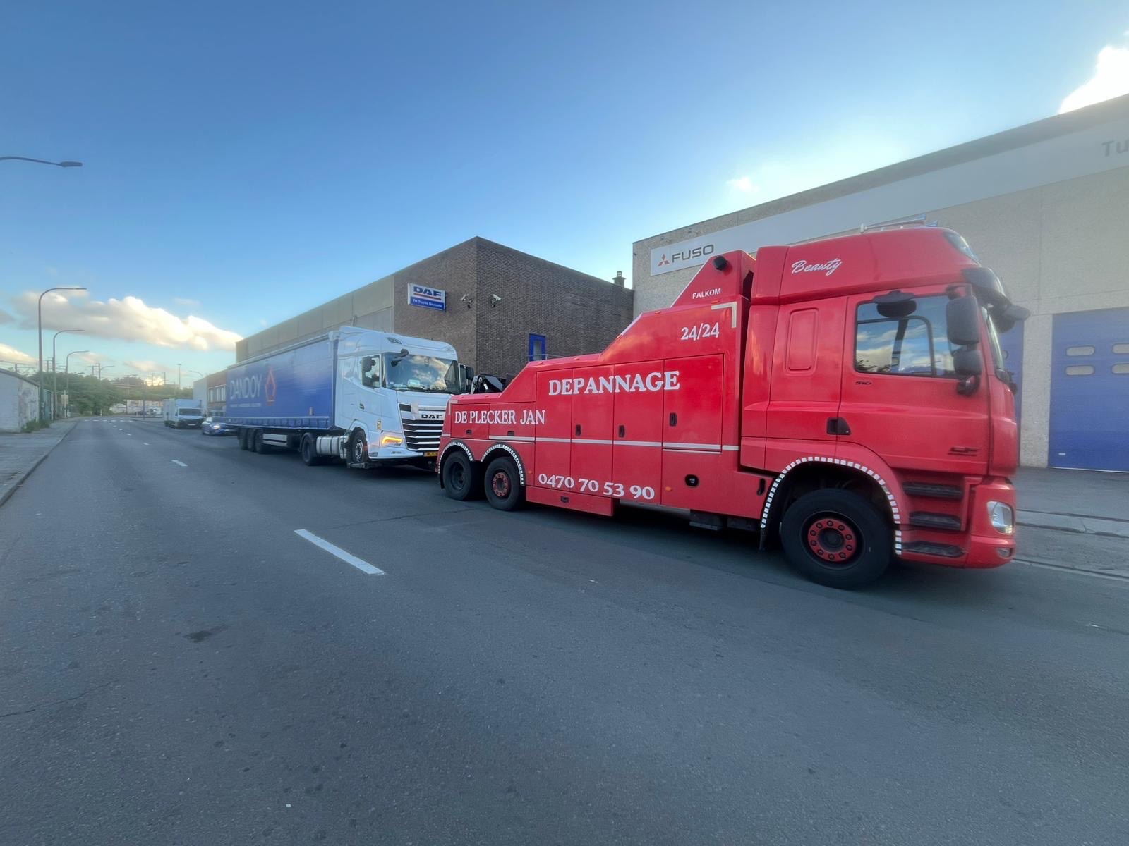Camion remorqueur lourd ABD tirant un semi-remorque DAF a Bruxelles — intervention poids lourds 24/7