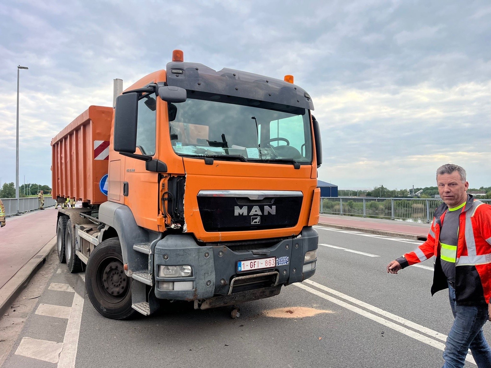 Depannage camion benne MAN orange sur axe d'Anderlecht — materiel poids lourds adapte