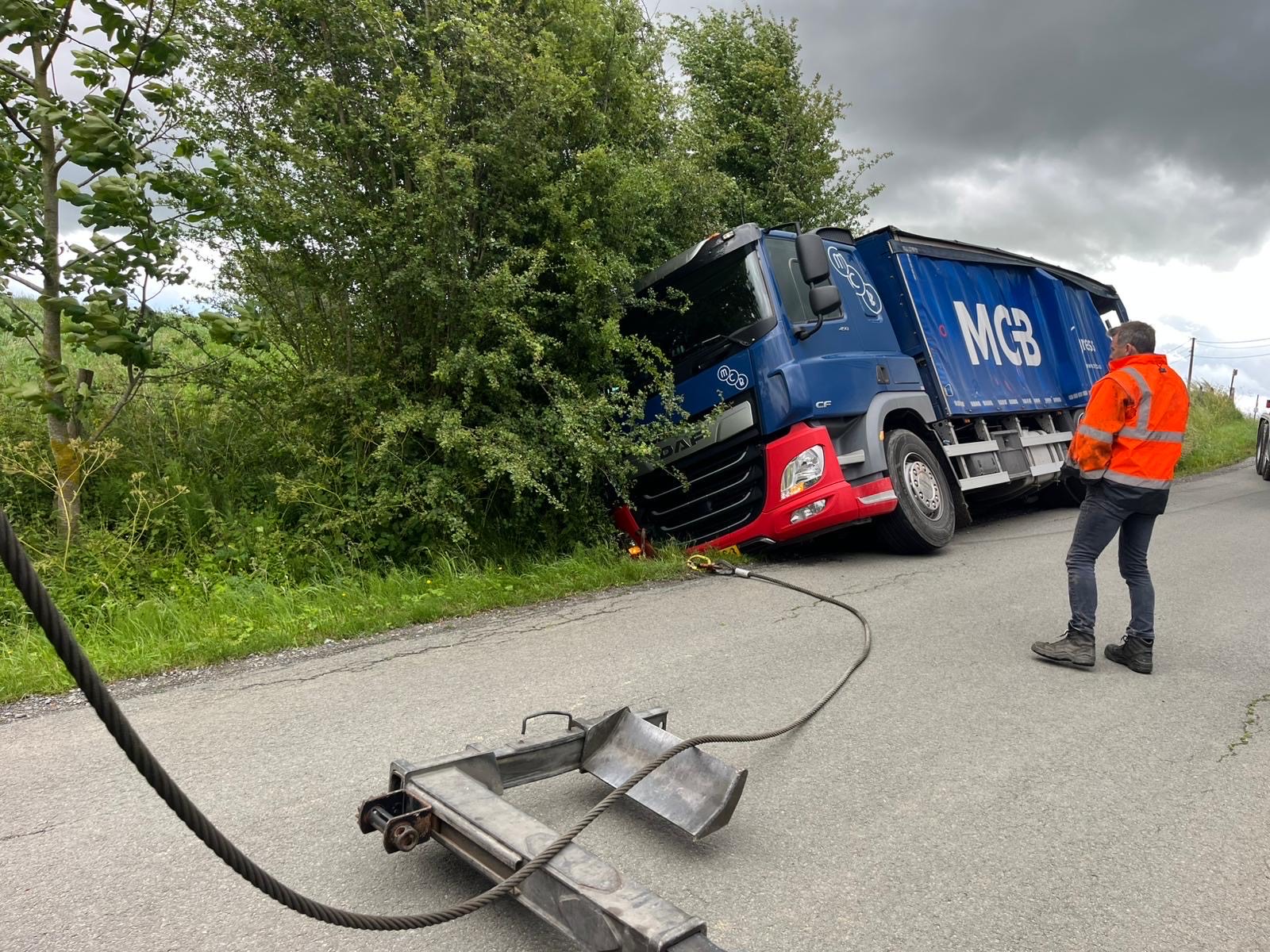 Intervention sortie de route a Anderlecht — semi-remorque MGB hors chaussee, materiel ABD au sol