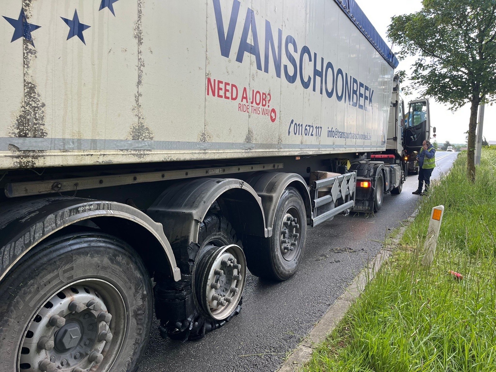Pneu de camion eclate en lambeaux — intervention crevaison sur semi-remorque benne Vanschoonbeek