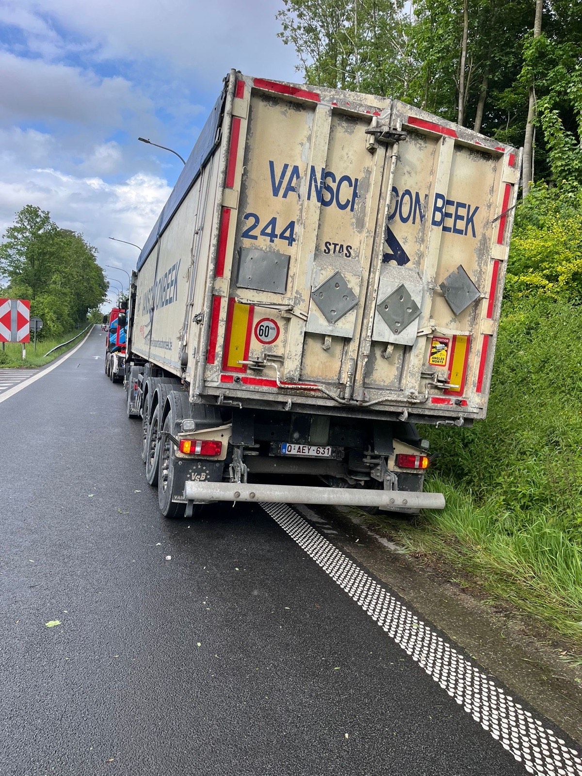Semi-remorque Vanschoonbeek immobilise sur accotement d'autoroute — securisation et remorquage ABD
