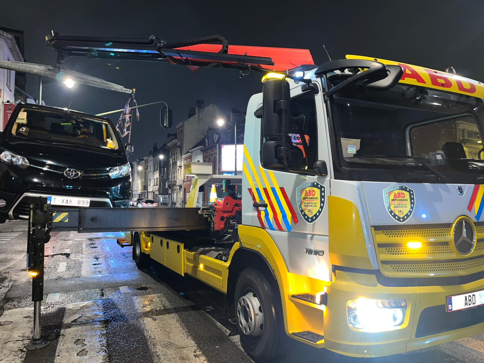 Depannage avec grue a Bruxelles — camion grue ABD Mercedes 1830 chargeant une Toyota la nuit en rue