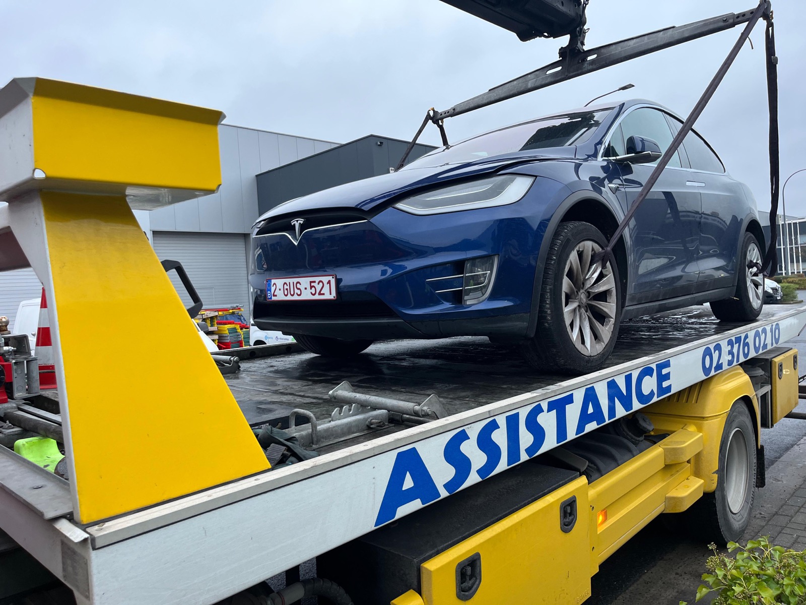 Tesla chargee sur le plateau ABD - transport de vehicules electriques a Bruxelles