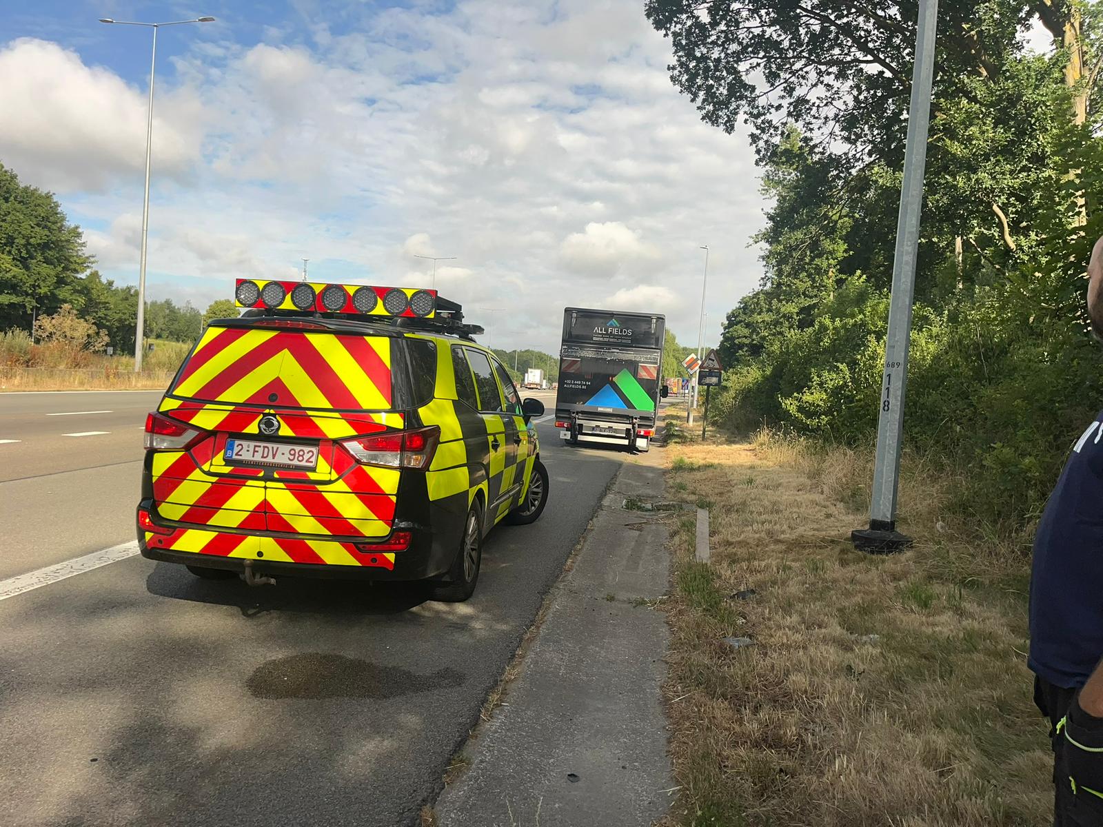 Vehicule baliseur ABD sur autoroute belge - securisation avant transport longue distance